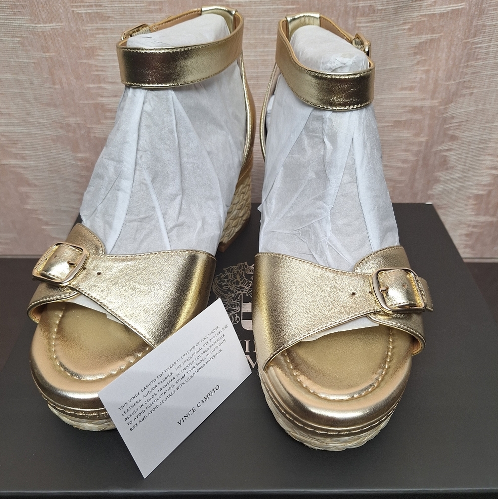 New women's size 8.5 ankle strap platform sandals.